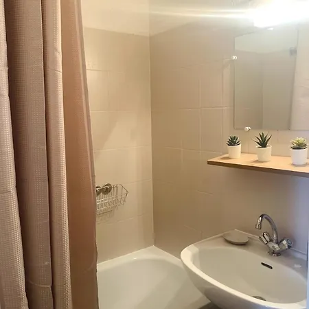 A Au Pied Des Pistes, 4 Ou 6 Personnes *
